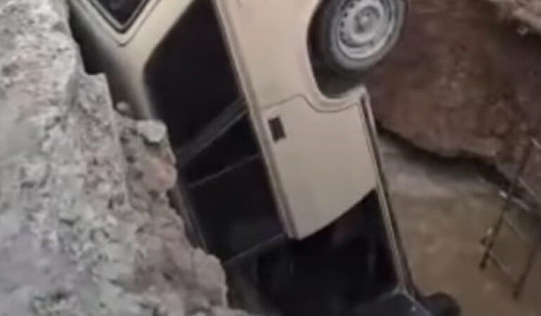 Автомобиль опрокинулся в глубокую яму в Семее