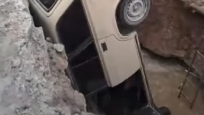 Автомобиль опрокинулся в глубокую яму в Семее