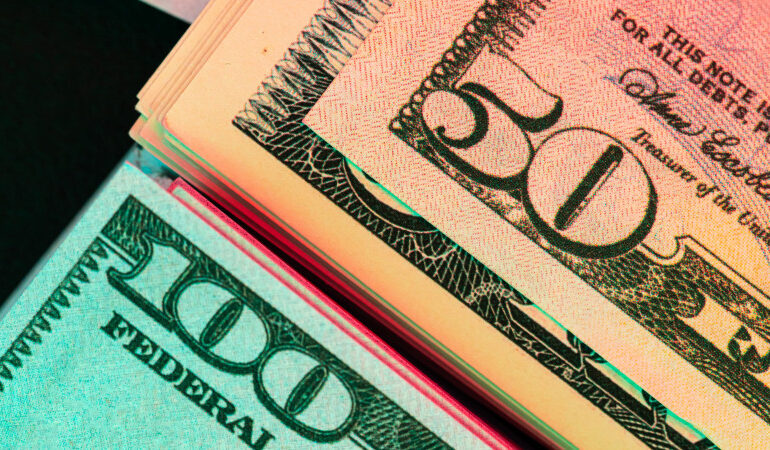 Курс доллара вырос еще на 1 тенге