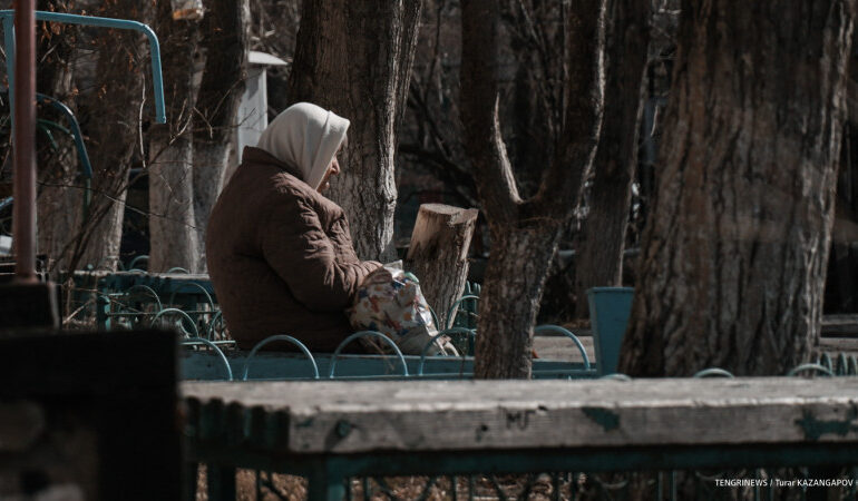 «Мечтаю купить новое платье, но все уходит на продукты». Почему казахстанские пенсионеры вынуждены работать?