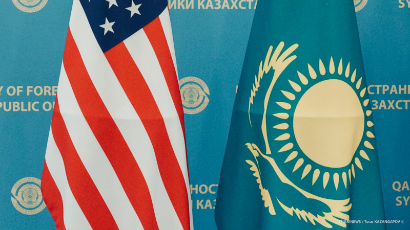 (RU) Американский сенатор призвал отменить поправку в отношении Казахстана