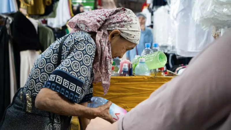 (RU) Чай, вода и заработок: истории женщин-работниц барахолки в Алматы