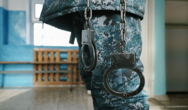 В Семее полицейского осудили за пытки во время Кантара