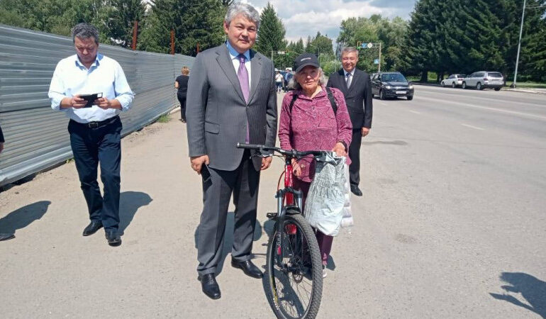 Женщина догнала акима ВКО на велосипеде