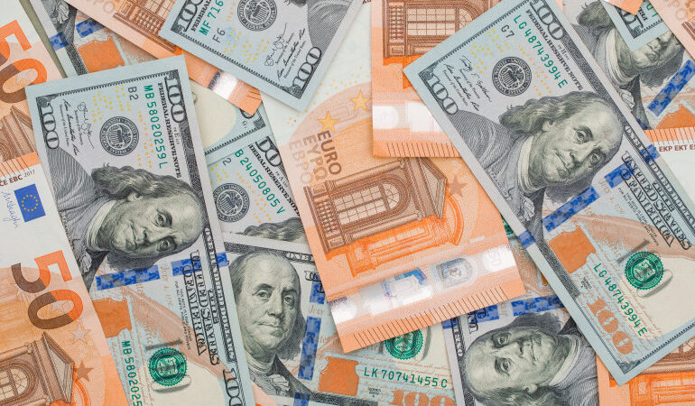 Названы официальные курсы доллара, рубля и евро на выходные