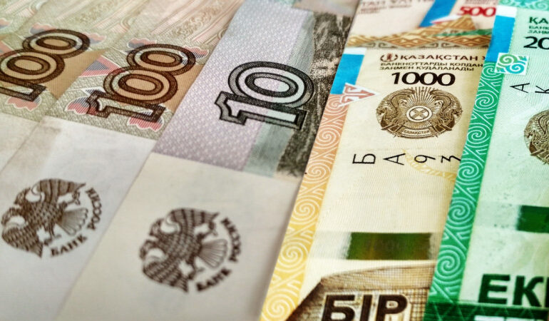 Обвал рубля — угроза экономике Казахстана? Поговорили с экономистами