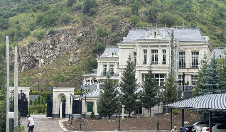 «Дворец» в Бутаковском ущелье удивил алматинских туристов