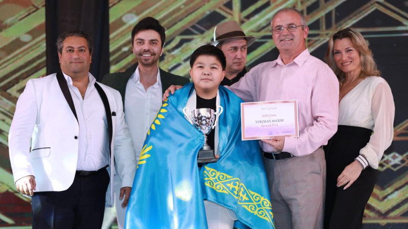 (RU) Казахстанский певец Ержан Максим стал обладателем Гран-при мирового конкурса