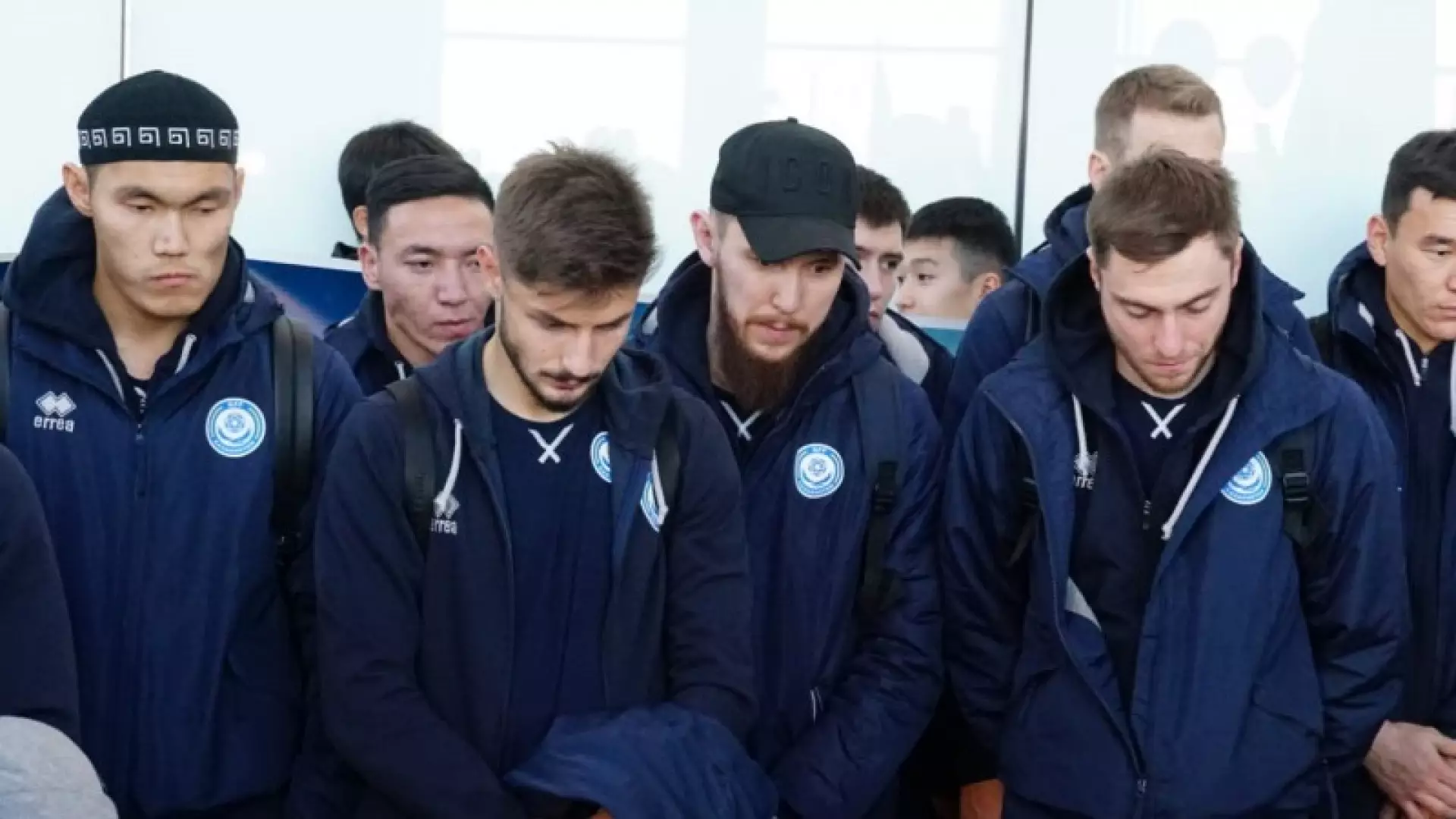 (RU) Невыносимая боль поражения. Футболисты вернулись в Казахстан в траурном настроении