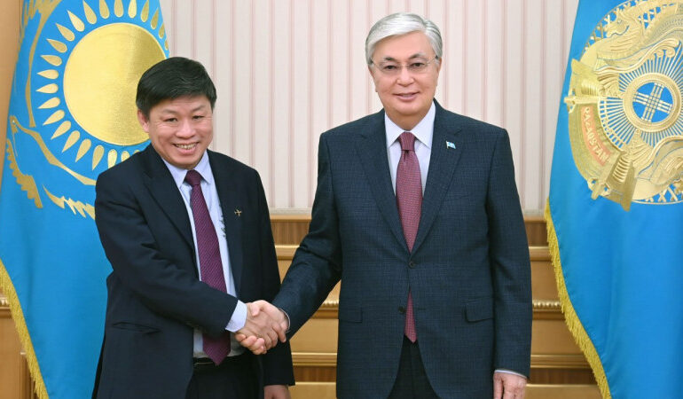 Токаев встретился с главой вьетнамского холдинга