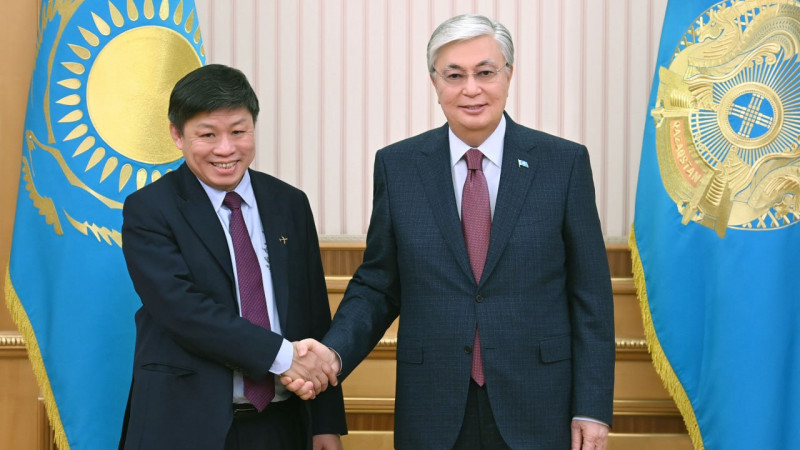 (RU) Токаев встретился с главой вьетнамского холдинга