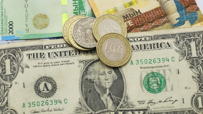(RU) Сколько стоят доллар, евро и рубль в обменниках