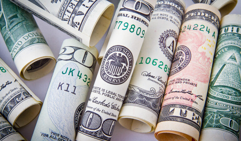 Сколько стоят доллар, евро и рубль в обменниках