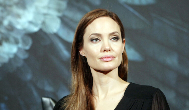У Анджелины Джоли развился паралич