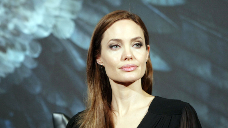 (RU) У Анджелины Джоли развился паралич