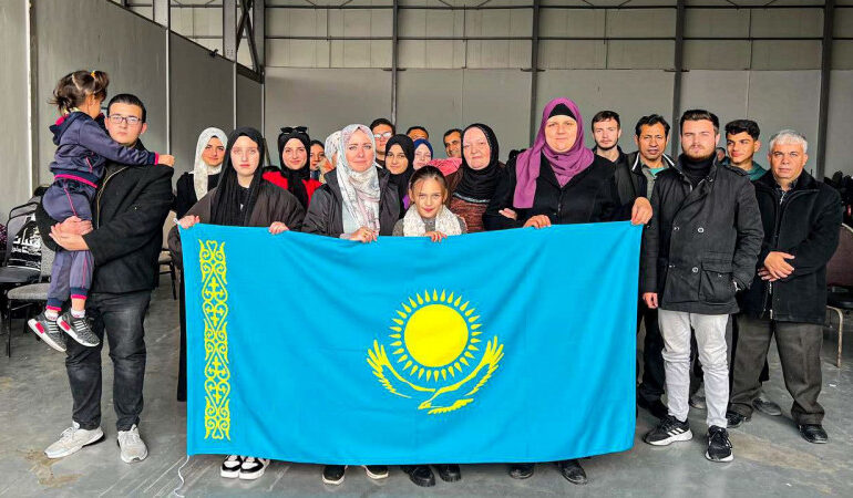 Борт, доставивший гуманитарный груз палестинцам, вывез на родину казахстанцев