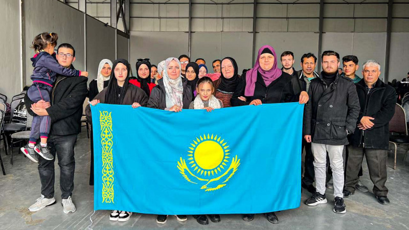 (RU) Борт, доставивший гуманитарный груз палестинцам, вывез на родину казахстанцев