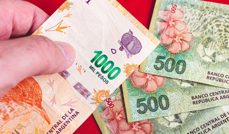 Аргентина объявила о девальвации своей валюты в два раза