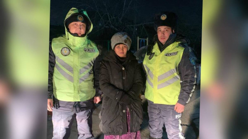 (RU) Блуждающую в морозы пропавшую женщину нашла полиция области Абай