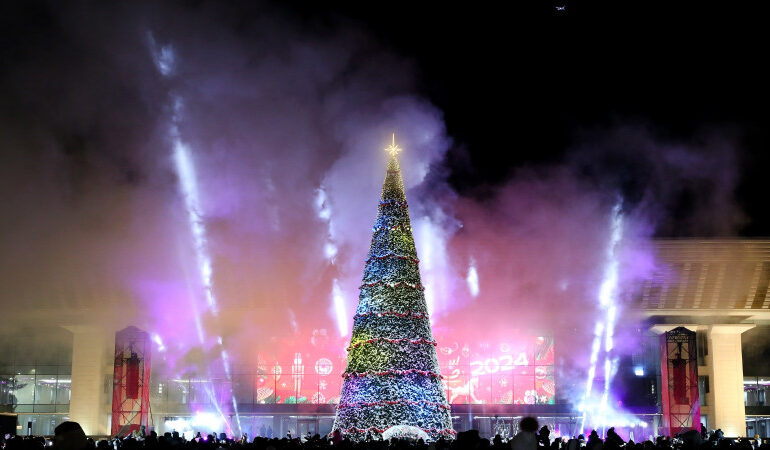 Главную новогоднюю елку зажгли в Алматы