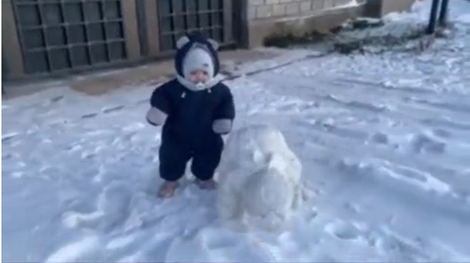 Реакция малышей на первый снег: двойняшки стали звездами Казнета