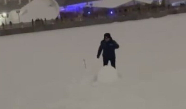 Полицейский разбил снеговика ради безопасности людей и стал героем соцсетей