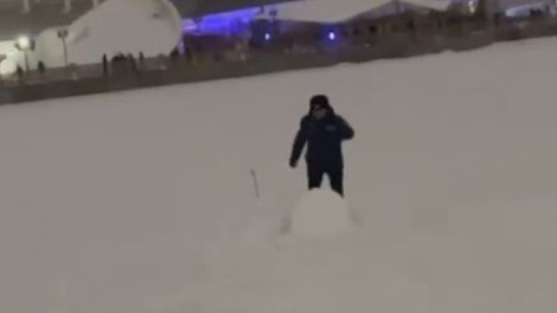 (RU) Полицейский разбил снеговика ради безопасности людей и стал героем соцсетей