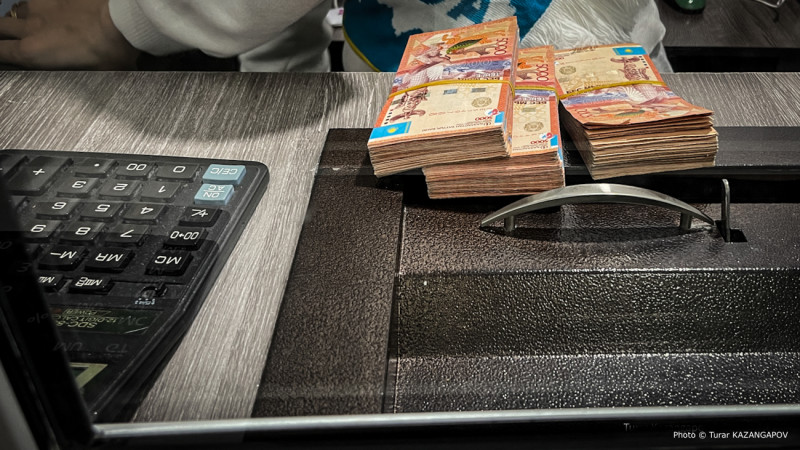 Менеджер банка спас казахстанца от мошенников