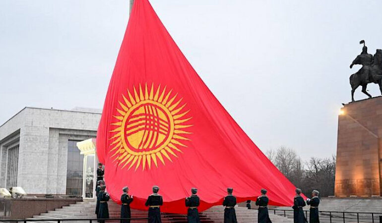 Бегство депутата, обыски в СМИ и заявление Жапарова: политолог объяснил события в Кыргызстане