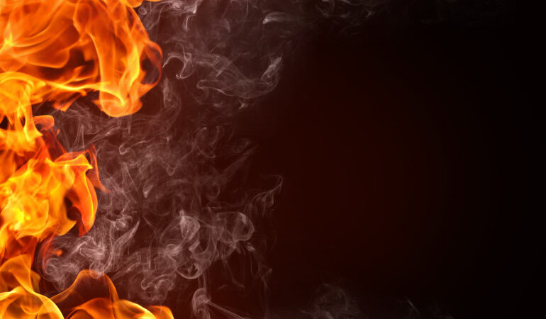 Крупный пожар в Старом городе в Шымкенте: горят строительные магазины