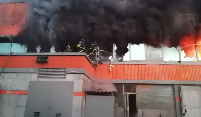Крупный пожар в Семее: фото и видео с места происшествия