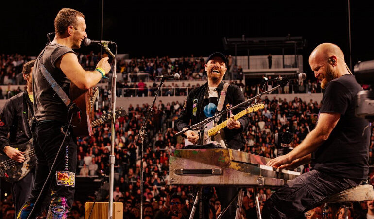 Солист Coldplay упомянул Казахстан на концерте: фанаты в приятном шоке