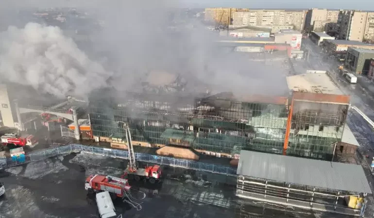 Пожар в торговом доме в Семее, полыхавший почти сутки, потушен