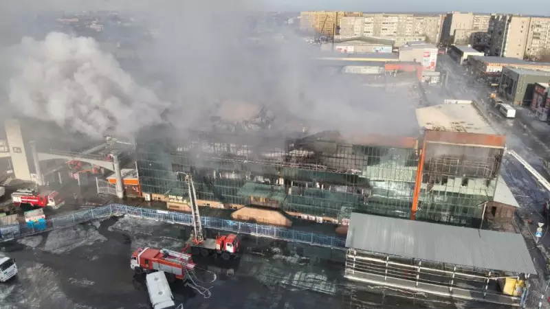 Пожар в торговом доме в Семее, полыхавший почти сутки, потушен