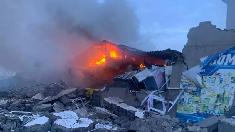 (RU) Взрыв газа разрушил магазин в Темиртау: под завалами человек