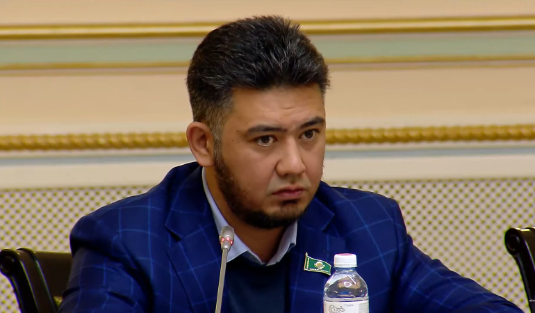 (RU) Заматерился на сессии маслихата: как накажут депутата в Алматы