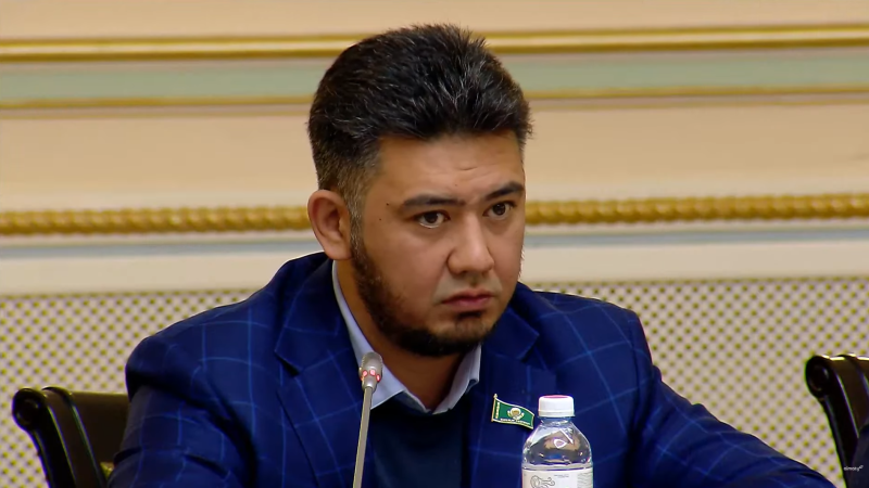 (RU) Заматерился на сессии маслихата: как накажут депутата в Алматы