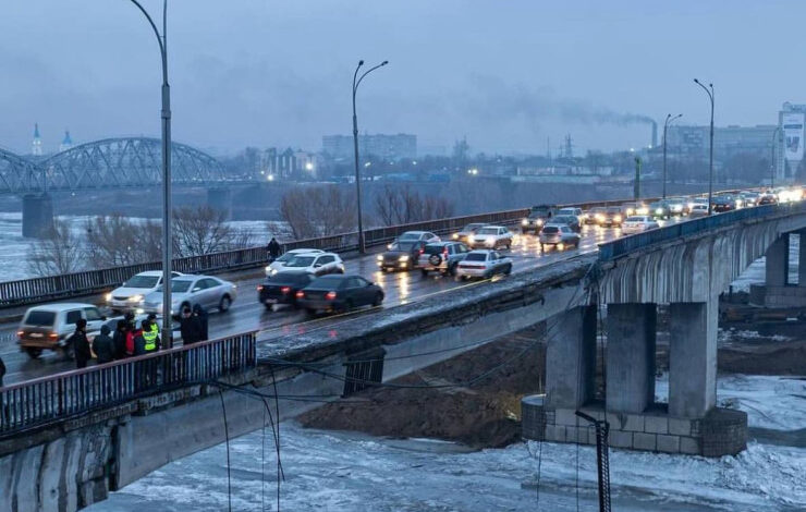 Ограждение моста обрушилось в Семее, оставив горожан без интернета