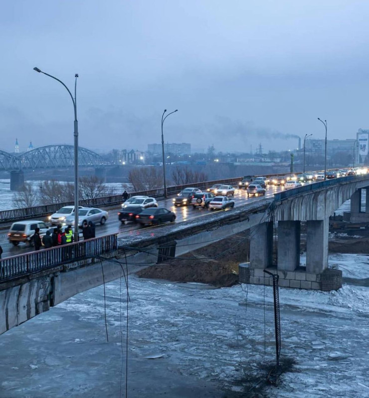 Ограждение моста обрушилось в Семее, оставив горожан без интернета