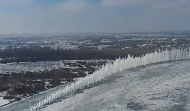 (RU) Взрывы на Иртыше: в Семее дробили лед на реке для предотвращения заторов