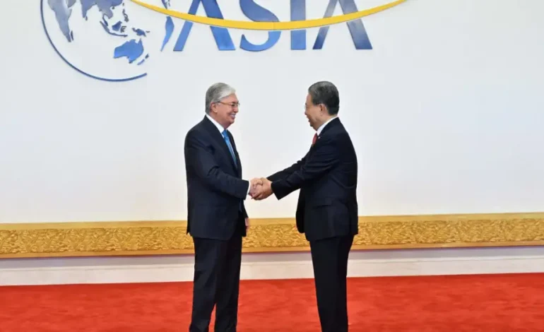 (RU) Президент Токаев прибыл в Китай