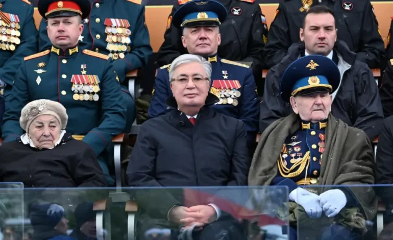 (RU) Токаев посетил военный парад по случаю Дня Победы