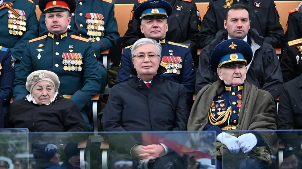 (RU) Токаев посетил военный парад по случаю Дня Победы