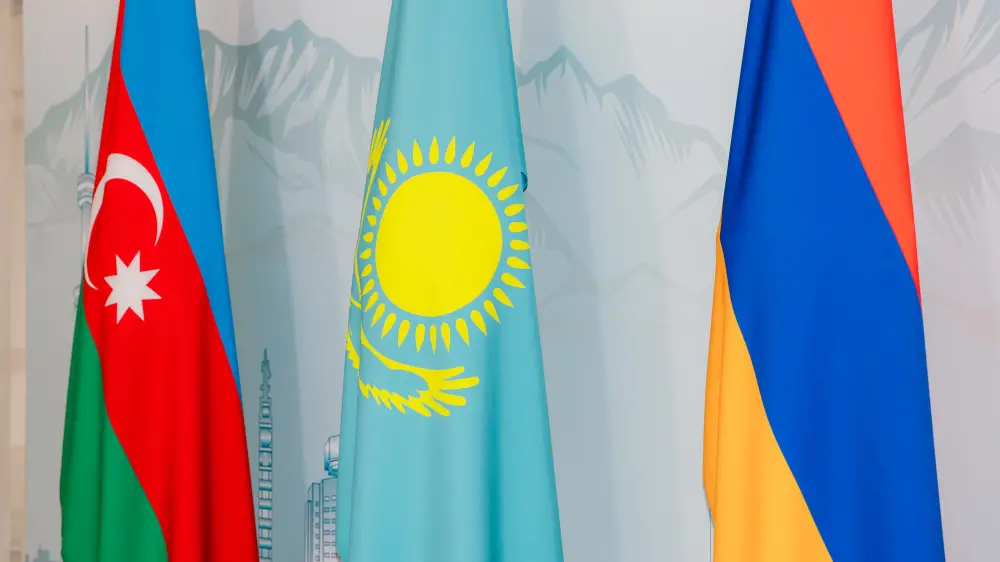 «Казахстан может стать традиционной площадкой» — политологи о переговорах Армении и Азербайджана в Алматы