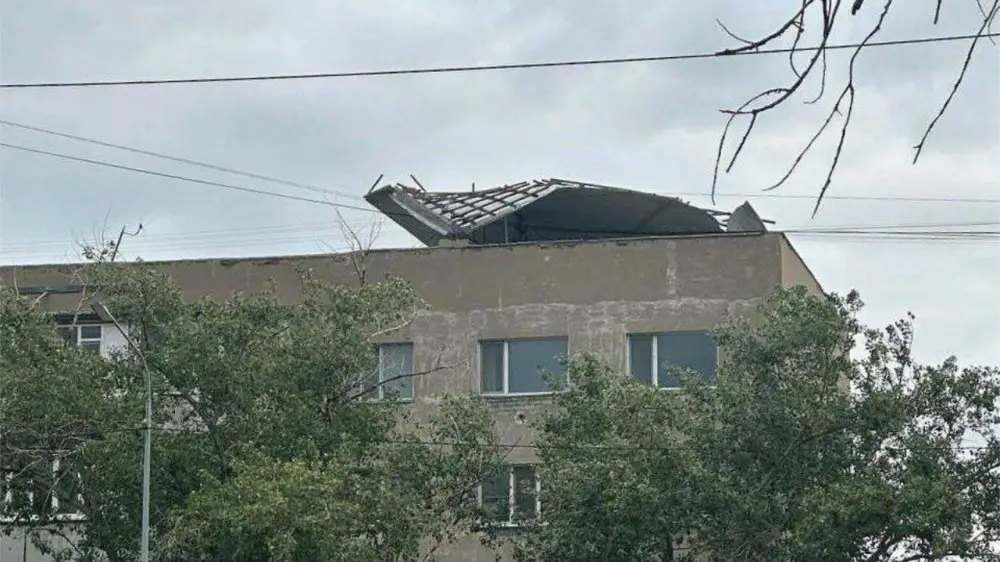 (RU) Крышу многоэтажки сорвало в Семее