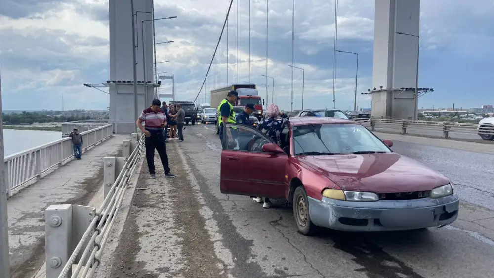 (RU) Мопедист парализовал движение на подвесном мосту в Семее