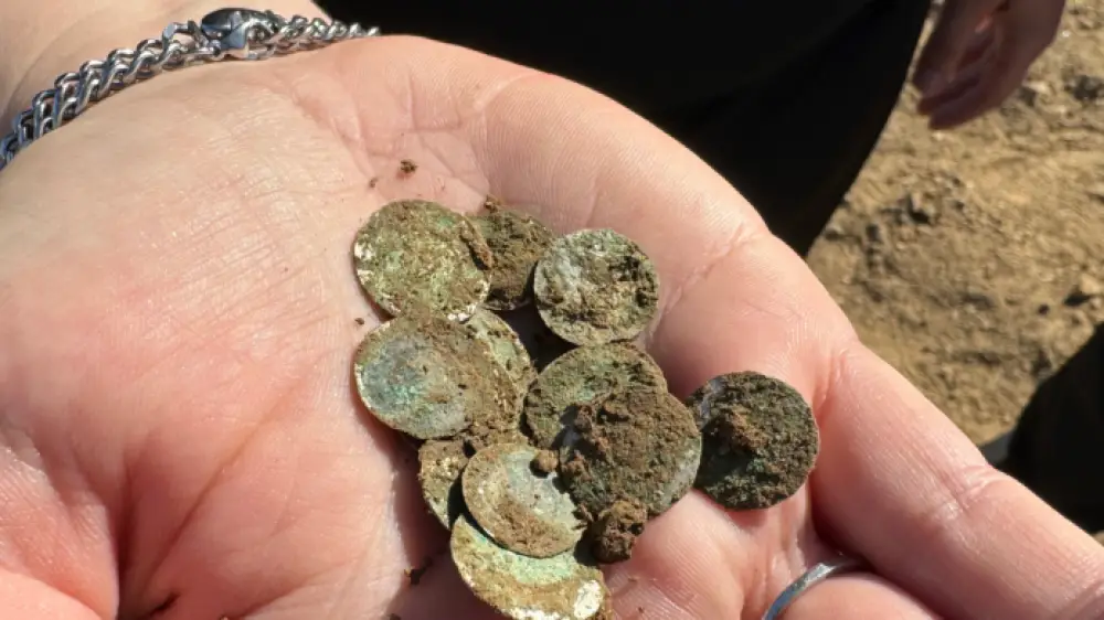 (RU) Как джекпот: более 2000 древних монет случайно нашли в поле в Чехии
