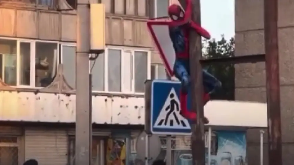 (RU) “Человека-паука” засняли на видео в Семее