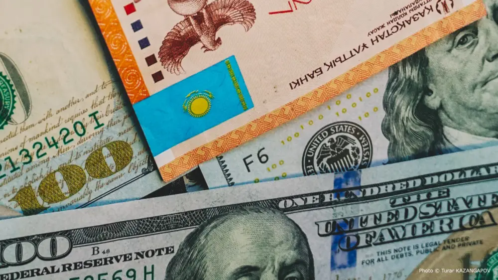 Что может произойти с тенге из-за санкций против Мосбиржи, рассказали экономисты