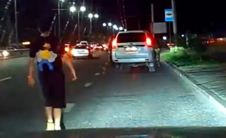 (RU) Инцидент на дороге в Алматы попал на видеорегистратор